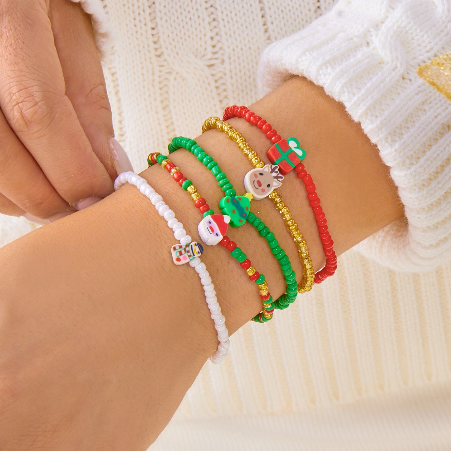 Set bracciale con ciondolo in lega a tema natalizio con charms di Babbo Natale, alci e pupazzi di neve e micro perle per stratificazione
