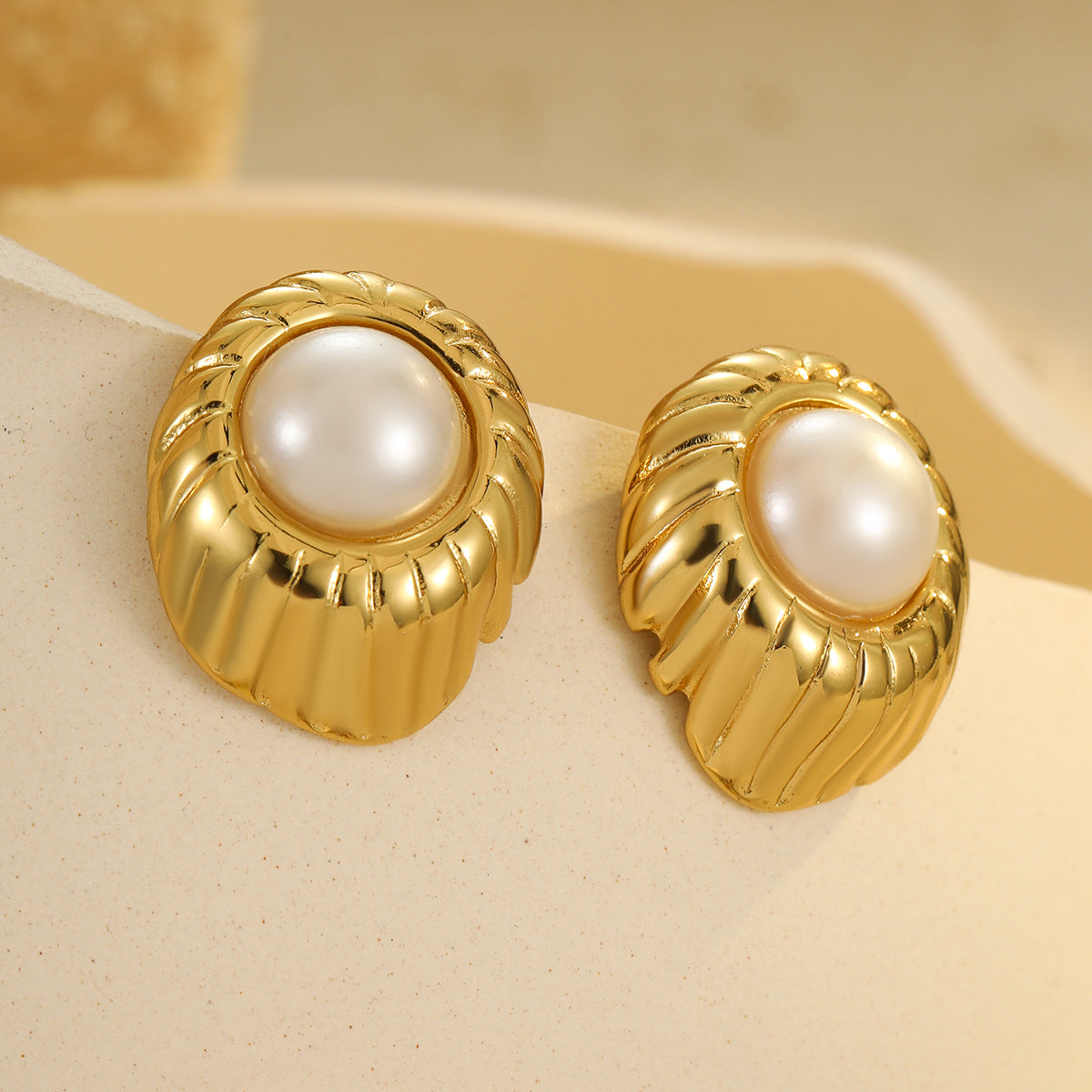 Orecchini da donna alla moda in acciaio inossidabile con motivi floreali e geometrici, intarsi di strass e placcatura in oro
