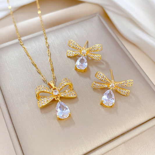 Set di collana con pendente a farfalla e orecchini a lobo abbinati in acciaio al titanio di lusso con dettagli in micropavé per donna