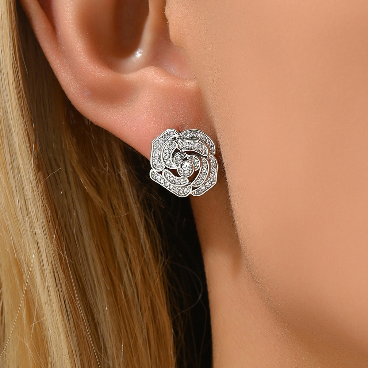Orecchini da donna minimalisti con fiori freschi in rame con intarsio di zirconi e design a rosa