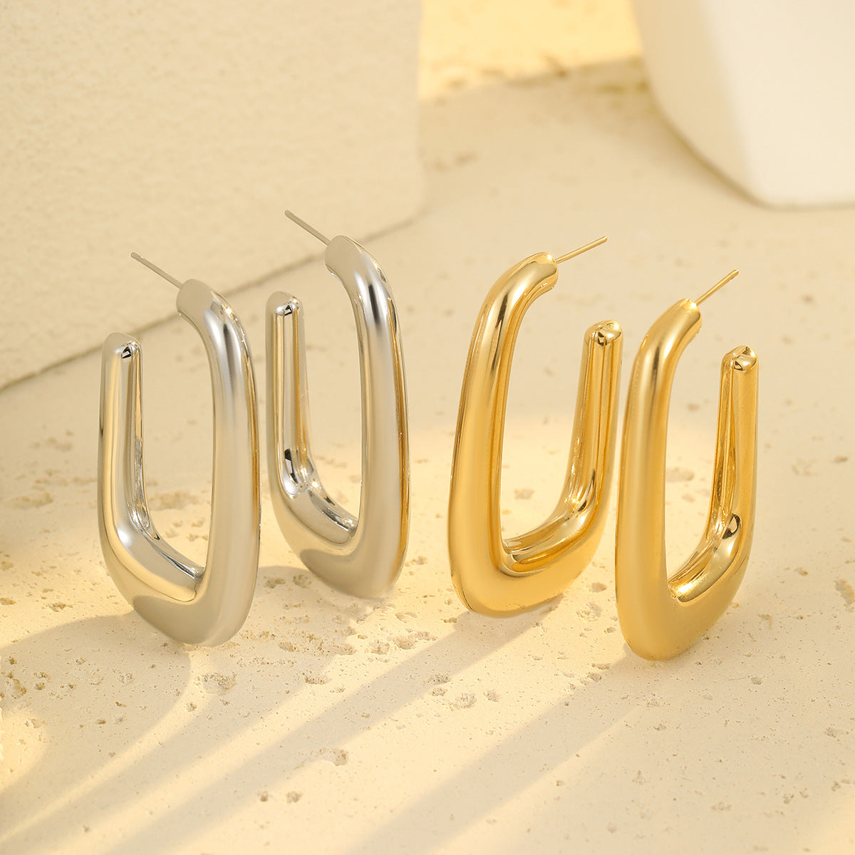 Pendientes huecos en forma de U de acero inoxidable estilo vintage con chapado en oro de 18 quilates para mujer