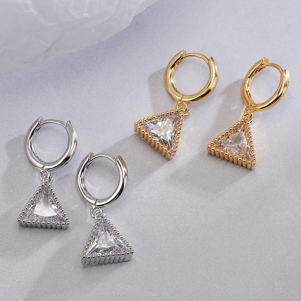 Orecchini Pendenti Minimalisti Geometrici a Triangolo da Donna in Ottone con Placcatura in Oro Vero e Intarsi in Zirconi