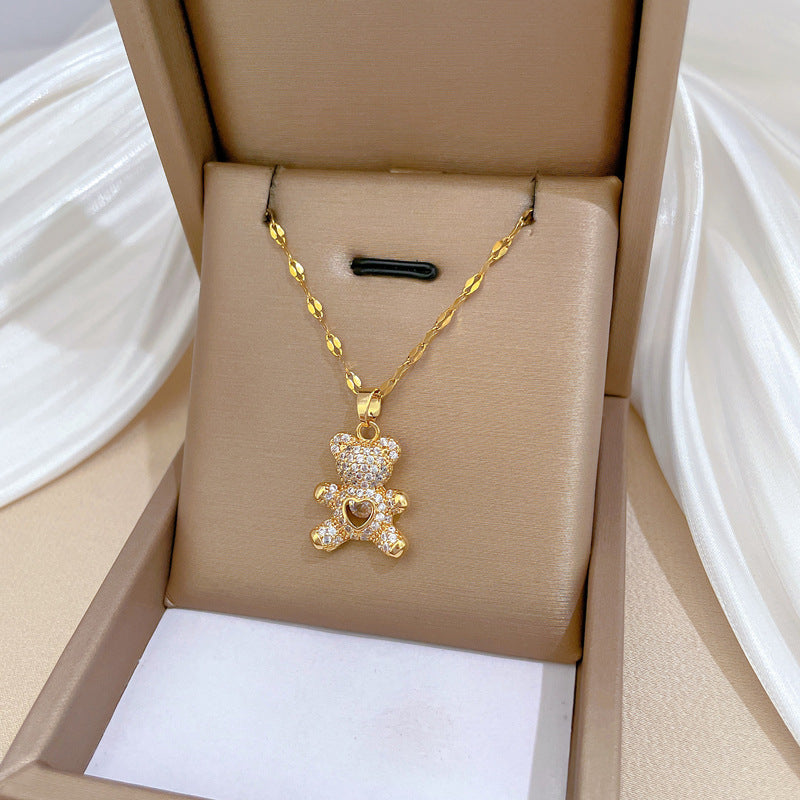 Collana con Ciondolo Orsetto in Acciaio al Titanio con Strass Micro-Incastonati, Catena Regolabile alla Clavicola, Stile Cartone Animato Minimalista