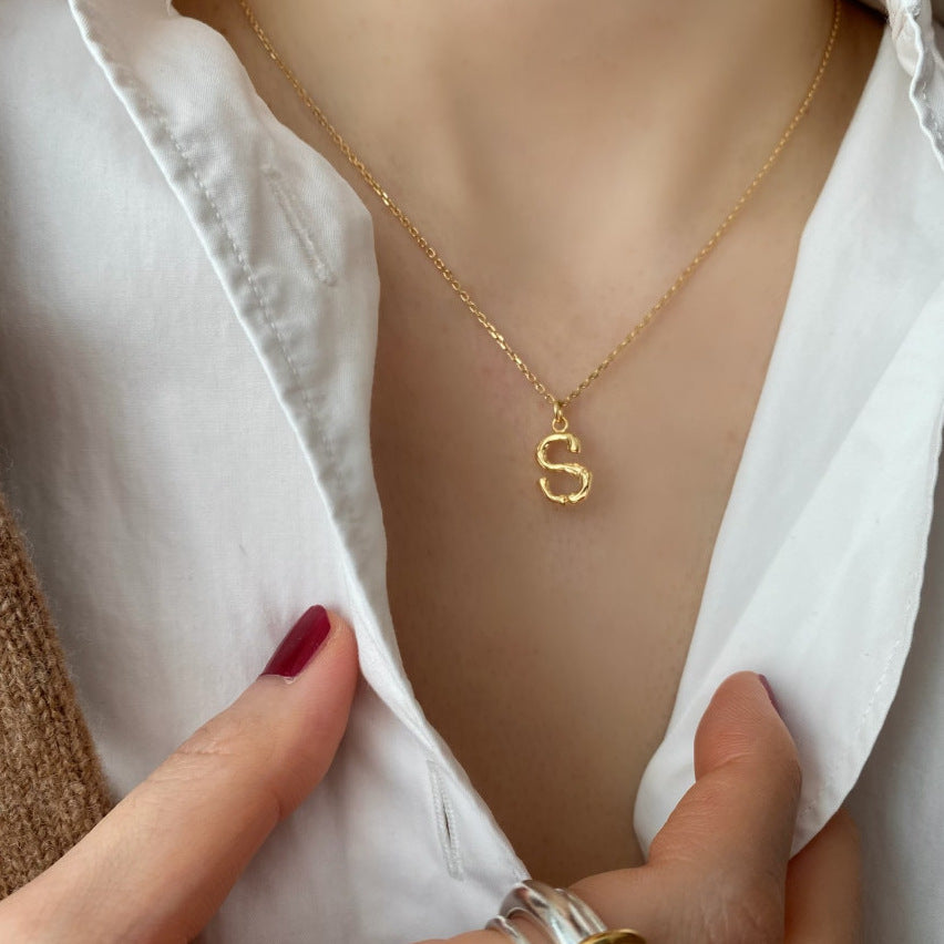 Collar con colgante de letra geométrica minimalista en plata de ley 925 con baño de oro sobre cadena de cuentas