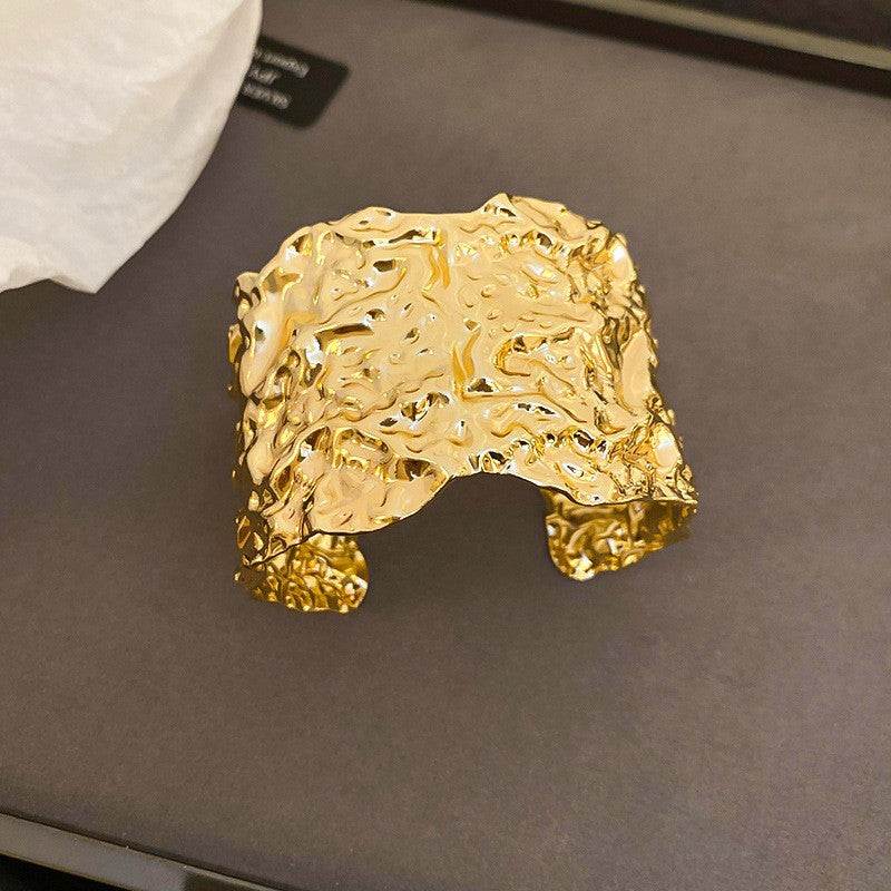 Pulsera Cóncava Irregular Minimalista para Mujer en Aleación de Latón con Acabado Galvánico