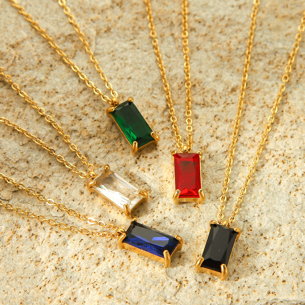 Collana con Pendente Geometrico Minimalista in Acciaio Inossidabile Placcato Oro 18K con Zirconi Cubici da Donna