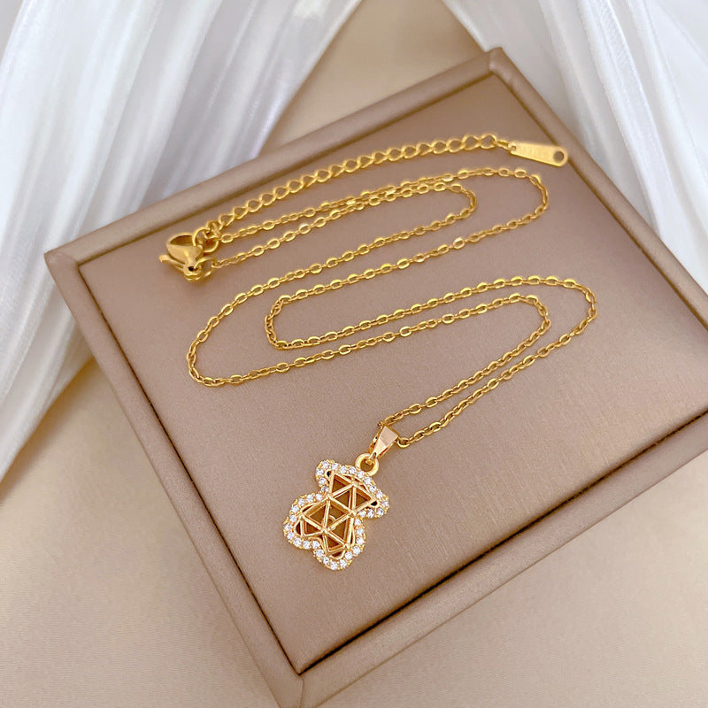 Collar con colgante de oso de lujo con diseño hueco de diamantes de imitación para mujer, cadena delicada de acero de titanio con diseño geométrico