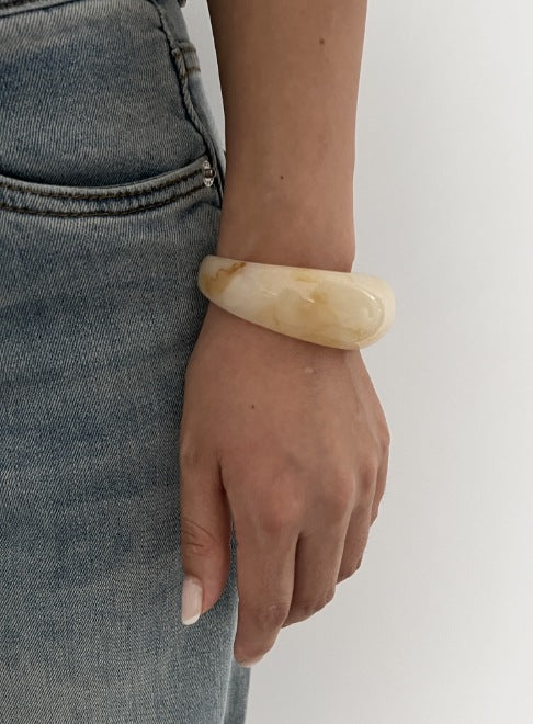 Bracciale Irregolare Geometrico Acrilico a Goccia con Superficie Testurizzata Astratta Multicolore