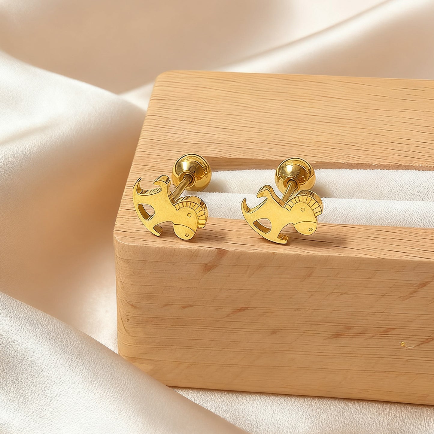 Orecchini a perno da donna in acciaio inossidabile placcati oro, di lusso, casual, a forma di animale