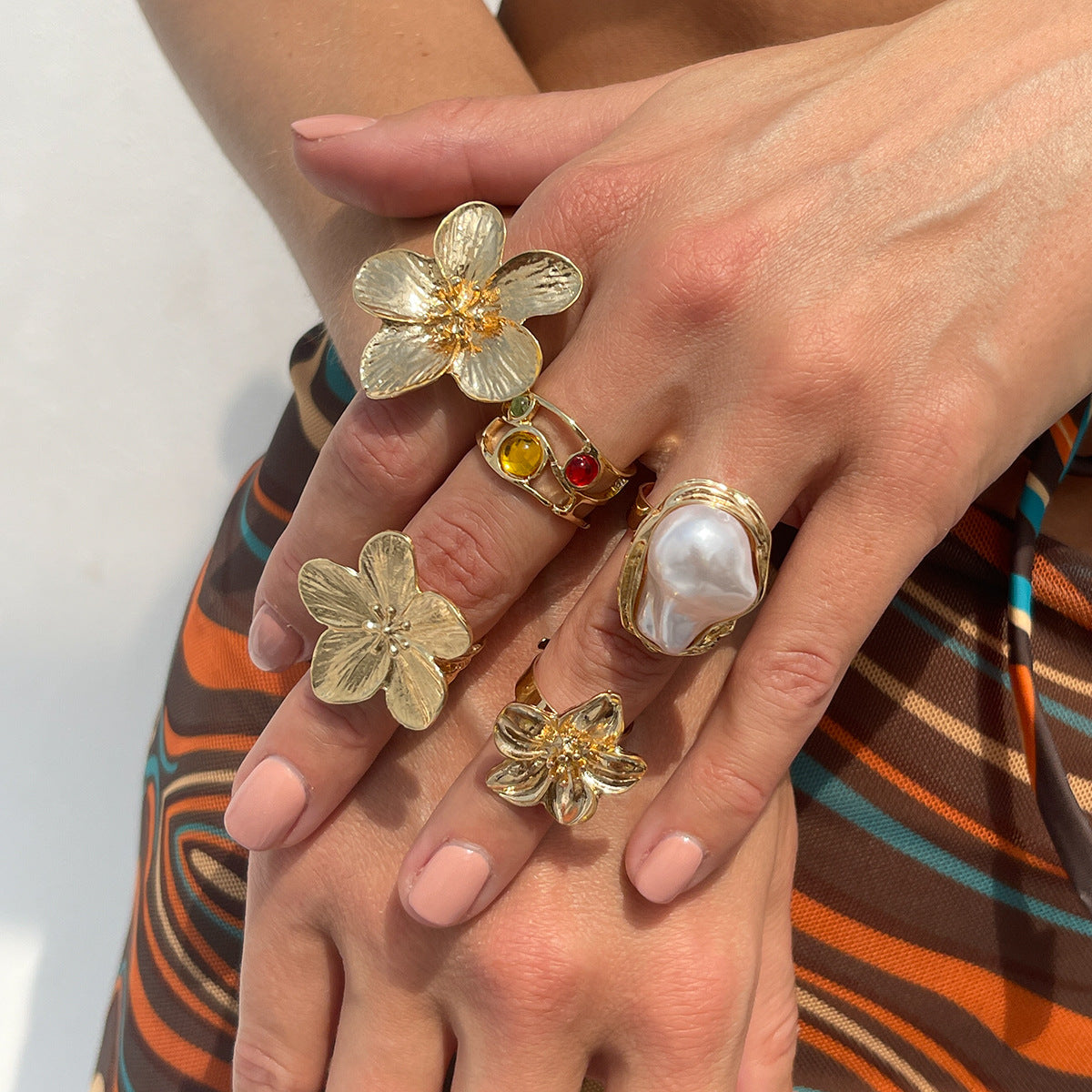 Set di anelli in lega a fiori geometrici minimalisti per donna con dettaglio fiore in smalto e accento a goccia di perla