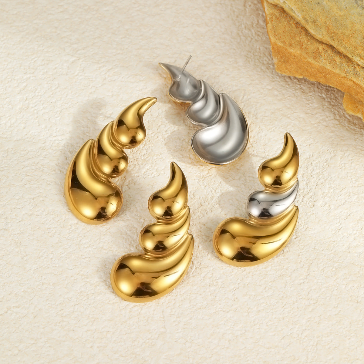 Elegantes pendientes geométricos de acero inoxidable con baño de oro de 18K para mujer