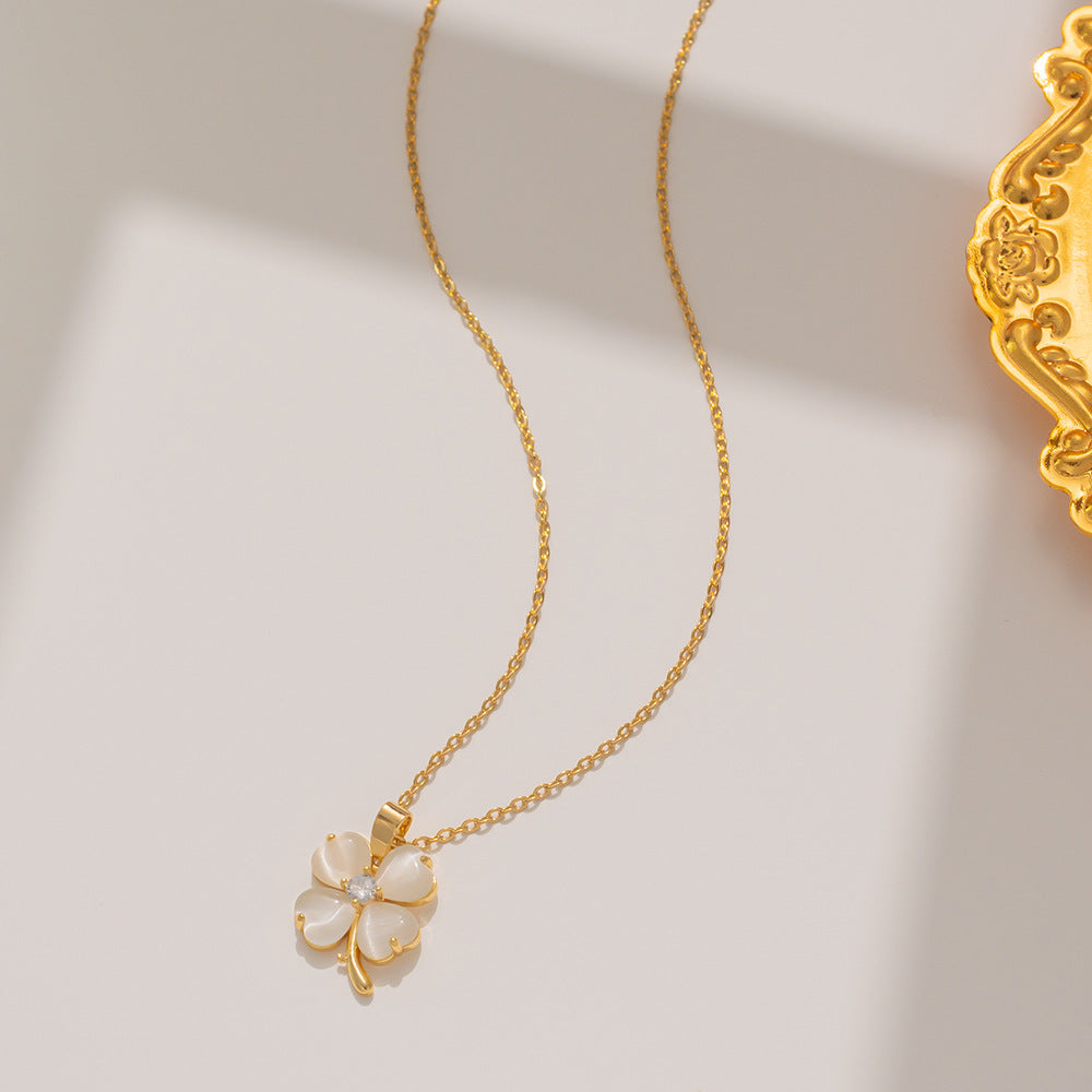 Collana con pendente di lusso minimalista a quadrifoglio da donna in acciaio al titanio con intarsio in oro su catena a perline