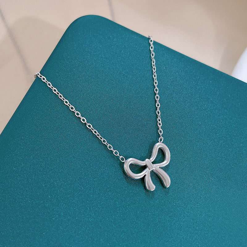 Collar Minimalista de Mariposa de Titanio con Baño de Acero y Colgante Floral
