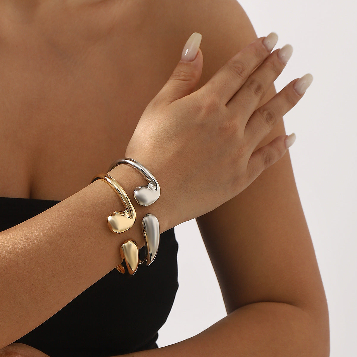 Pulsera de aleación minimalista con diseño geométrico chapado para mujer, para la primavera