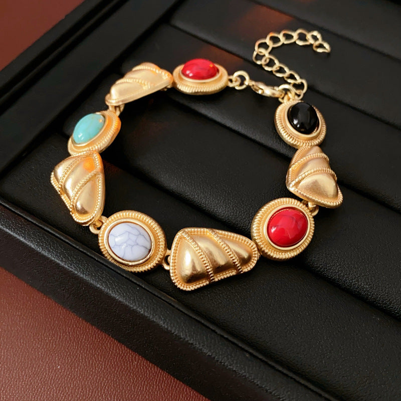 Set di bracciale con perline triangolari e collana a clavicola da donna in stile vintage, gioielli placcati in lega con design geometrico