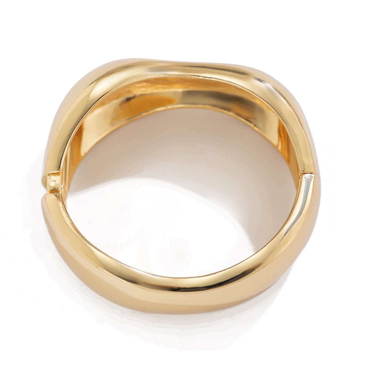 Bracciale rigido da donna in metallo audace con design geometrico, superficie lucida e finitura placcata