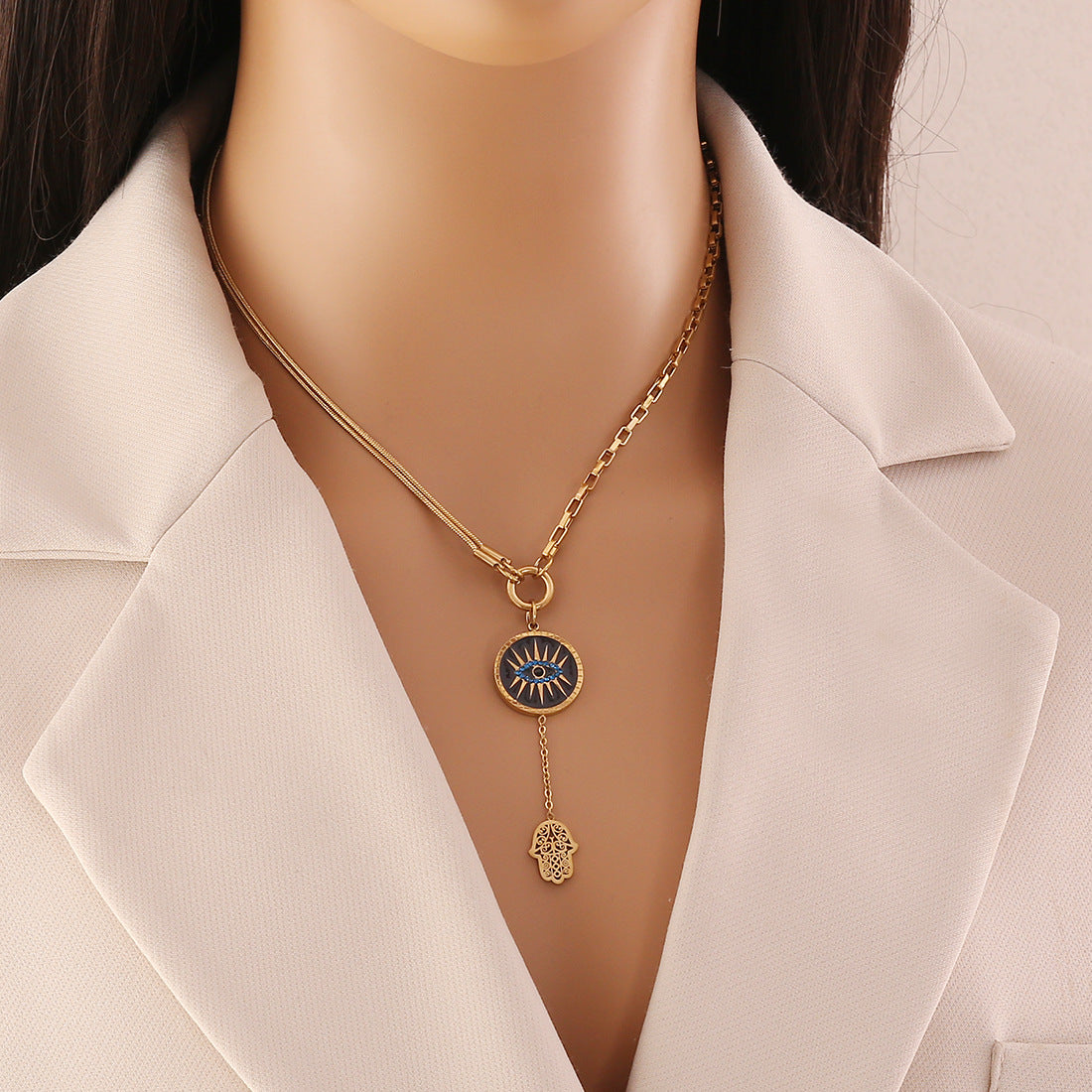 Divertido collar con colgante en forma de ojo con acabado de esmalte en acero inoxidable sobre cadena tipo O para mujer