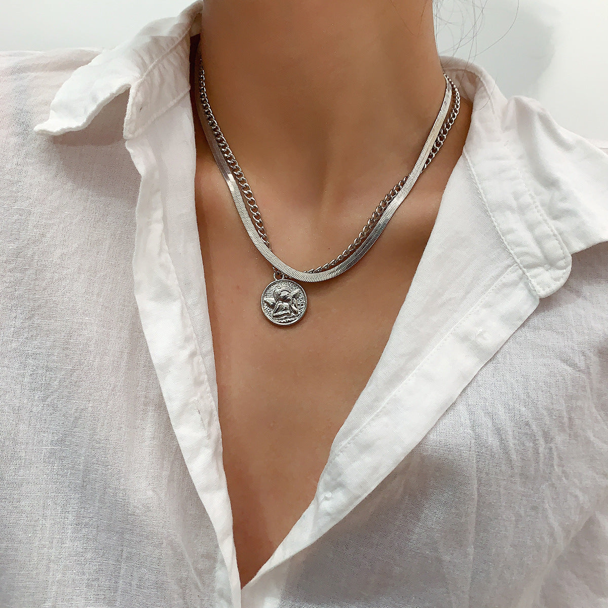 Collar Minimalista con Cadena de Serpiente en Forma de V para Mujer, Colgante Geométrico de Cobre con Acabado Galvanizado