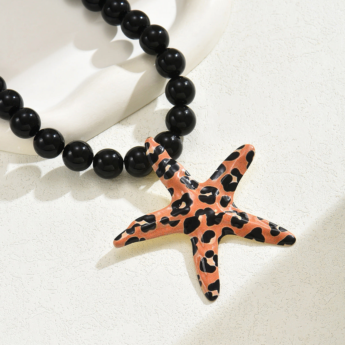 Collana da donna alla moda con perle a forma di stella e lega, con design geometrico e catena a lunghezza clavicola