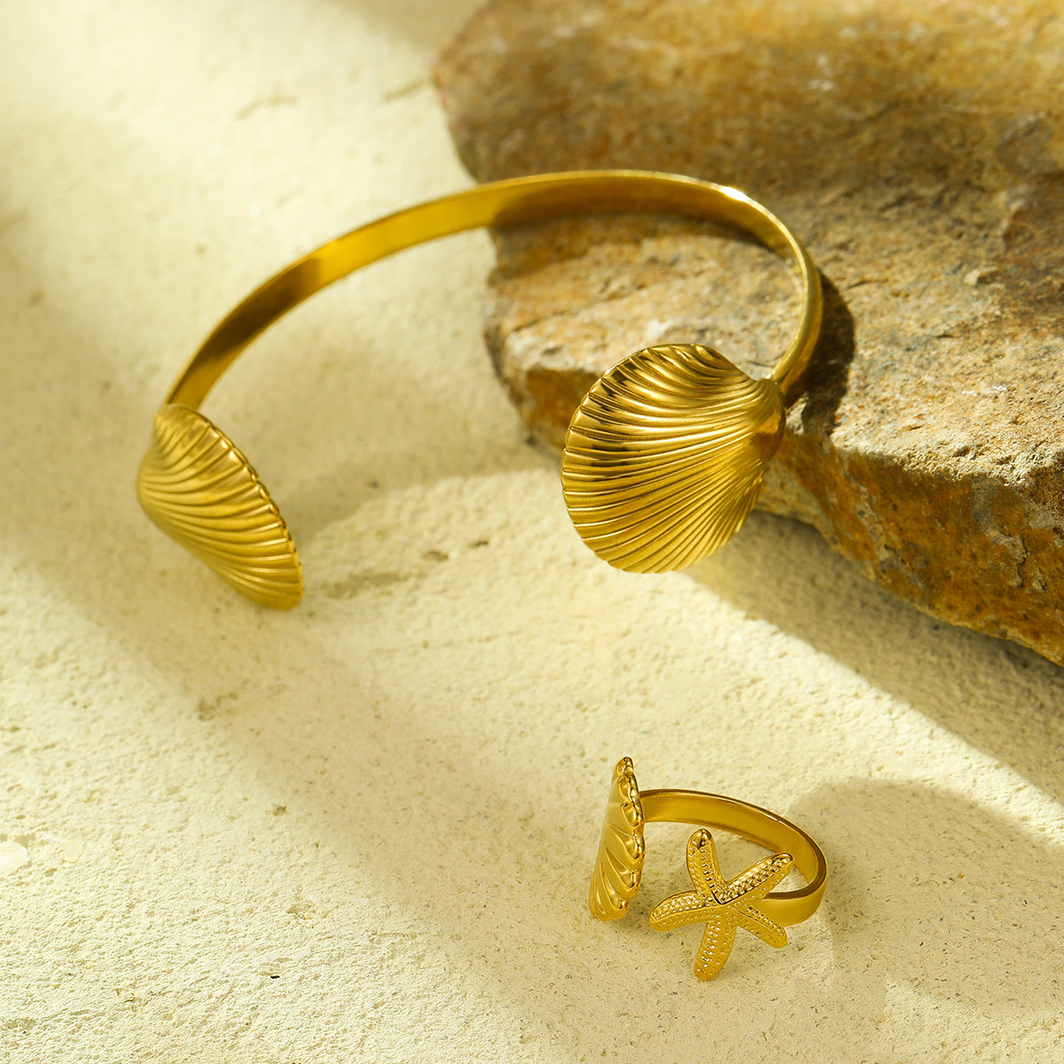 Juego de anillo y pulsera abierta de acero inoxidable chapado en oro de 18 quilates con forma de estrella de mar y concha vintage