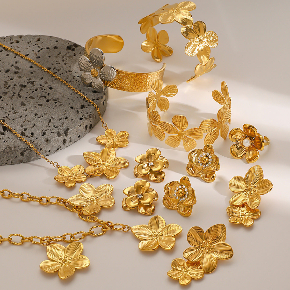Collar floral geométrico de acero inoxidable con colgante de acero de titanio chapado para mujer