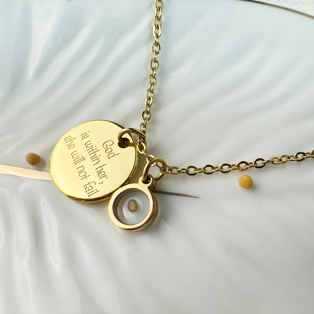 Collar con colgante de mostaza con forma de montaña geométrica en acero de titanio con acabado galvanizado para mujeres y hombres