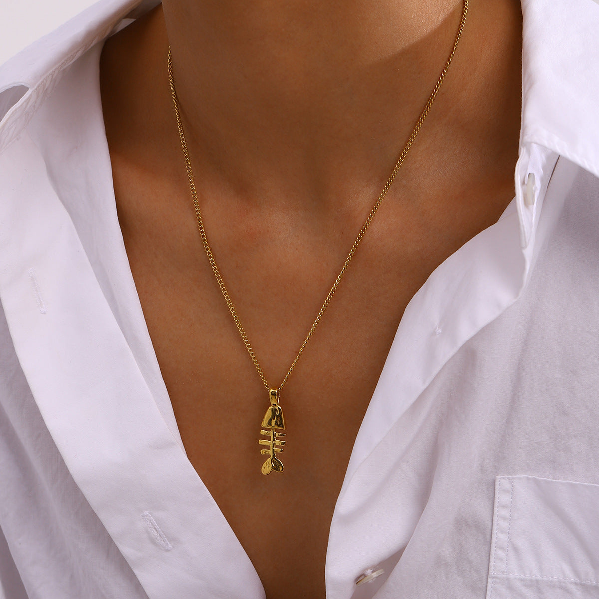 Collana con Pendente a Pesce Geometrico da Donna in Acciaio Inossidabile con Ciondolo in Acciaio al Titanio e Finitura Placcata