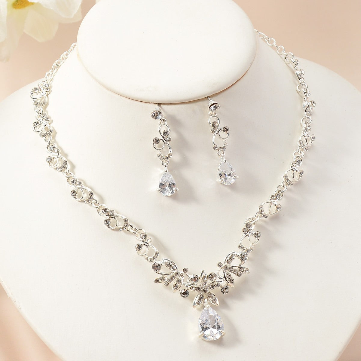 Set di collana e orecchini da donna con strass a forma di cuore floreale dolce ed elegante e zirconi cubici, per feste di matrimonio