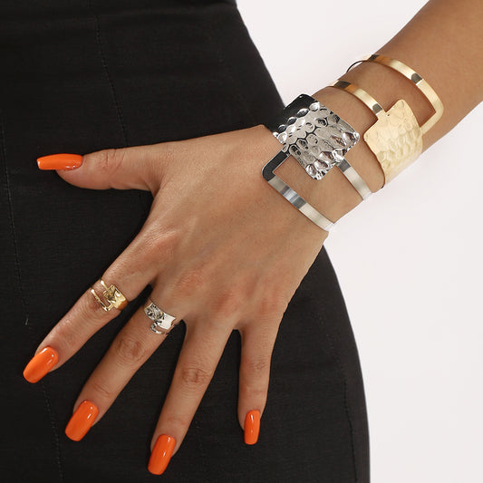 Set bracciale rigido aperto e anello geometrici minimalisti con design irregolare e asimmetrico per l'uso quotidiano e occasioni formali