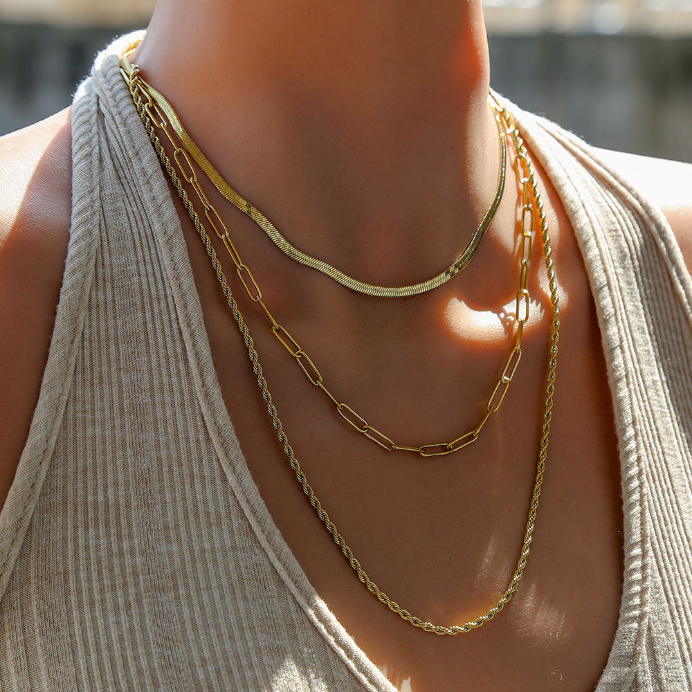 Elegante collar de acero inoxidable con colgante geométrico para mujer con acabado chapado