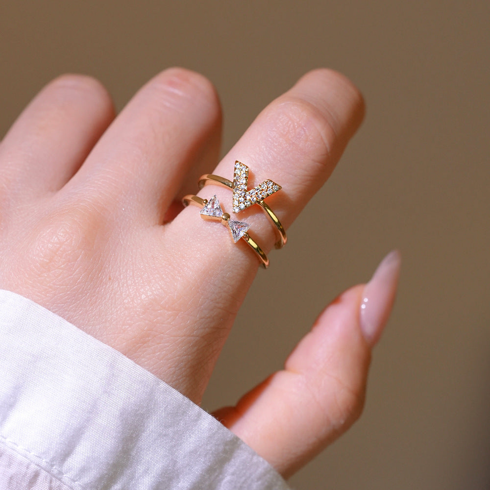 Anello da donna regolabile a dito aperto minimalista con fascia in rame placcato oro e design a lettera geometrica