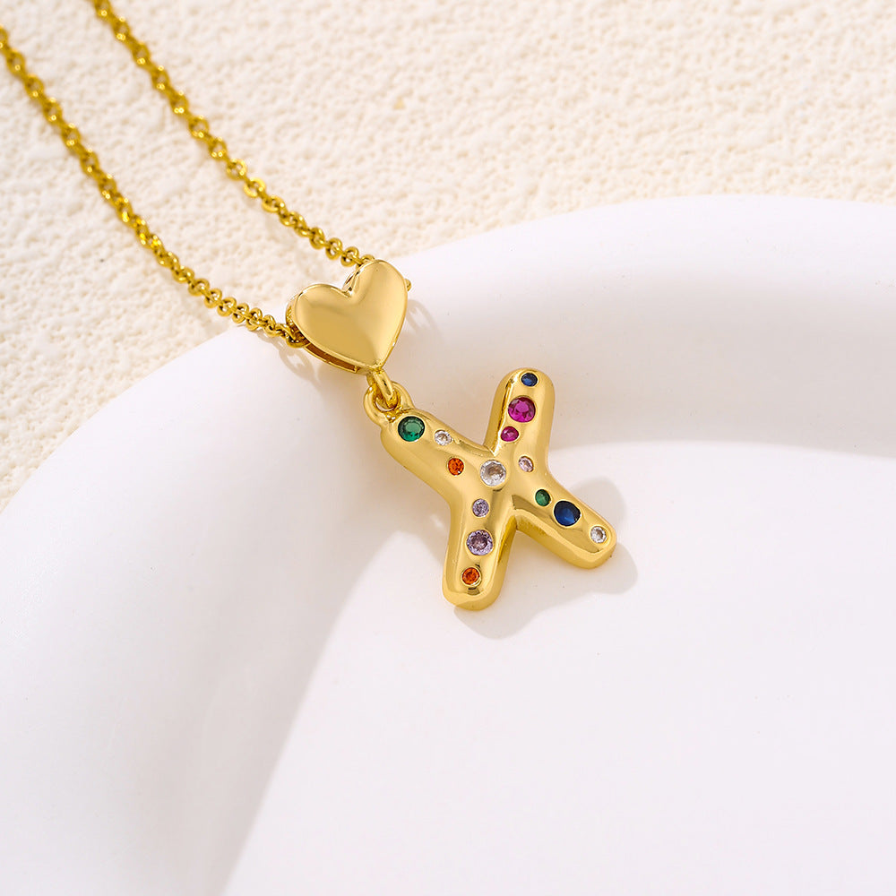 Elegante collana con ciondolo a lettera e cuore da donna in acciaio inossidabile con catena a maglie e dettagli a micro-pavé