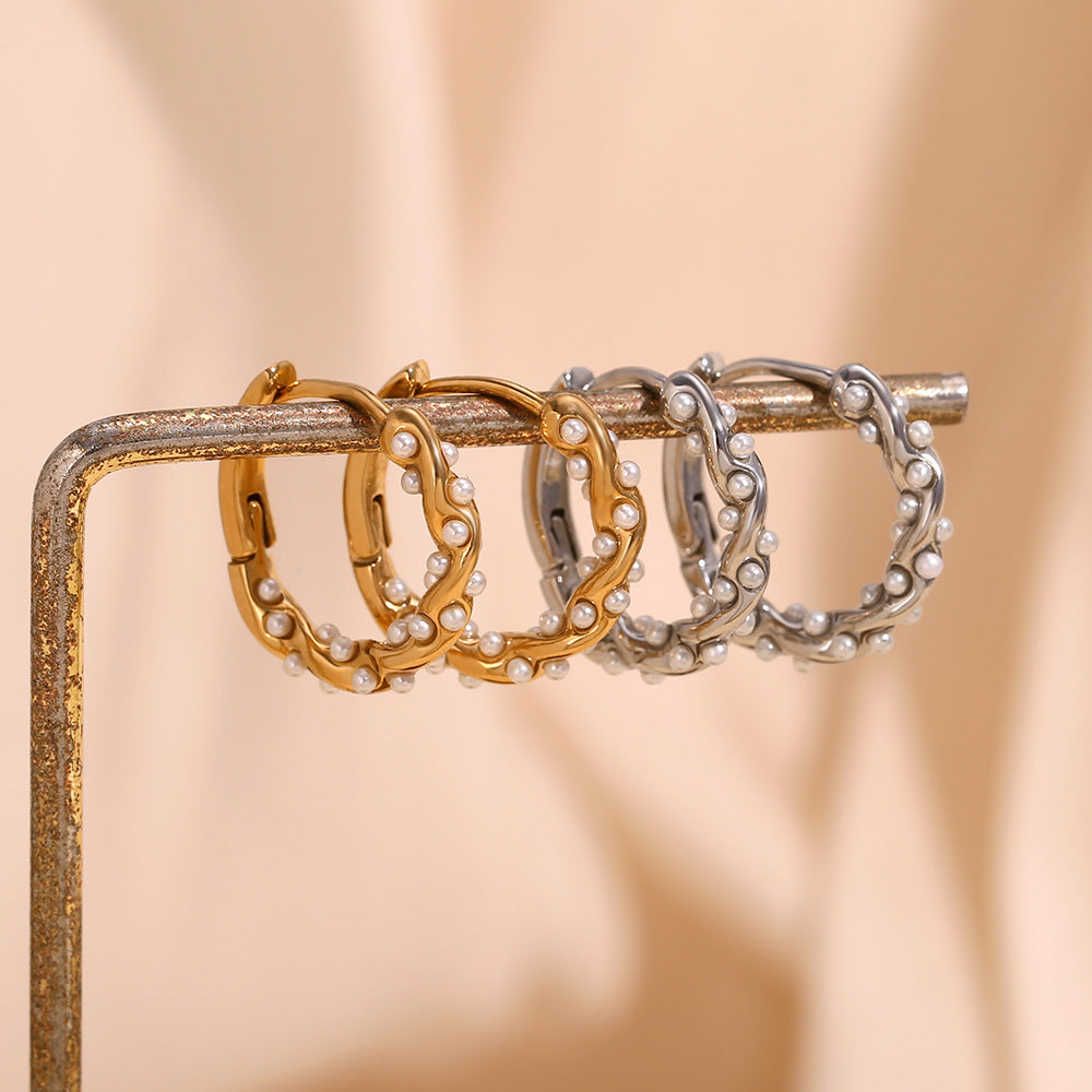 Orecchini a polsino in acciaio inossidabile placcato oro 18 carati con design geometrico d'ispirazione vintage e motivo a corda intrecciata irregolare con dettagli in perle