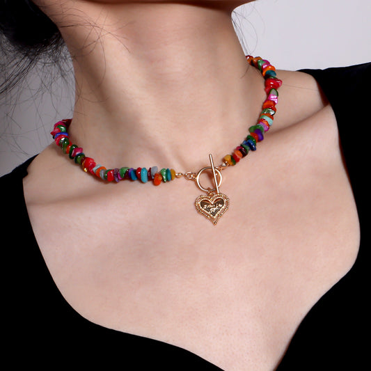Elegante collana pendente a cuore traforato da donna in lega placcata con pietre colorate su catena ondulata