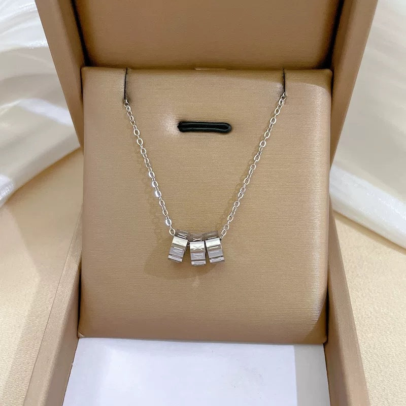 Collana Minimalista Geometrica a Tre Anelli per Clavicole in Acciaio al Titanio con Finitura Placcata da Donna