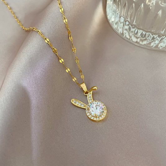 Collana con ciondolo a forma di coniglio carino da donna in acciaio al titanio con intarsio di strass e finitura placcata, catena a clavicola minimalista