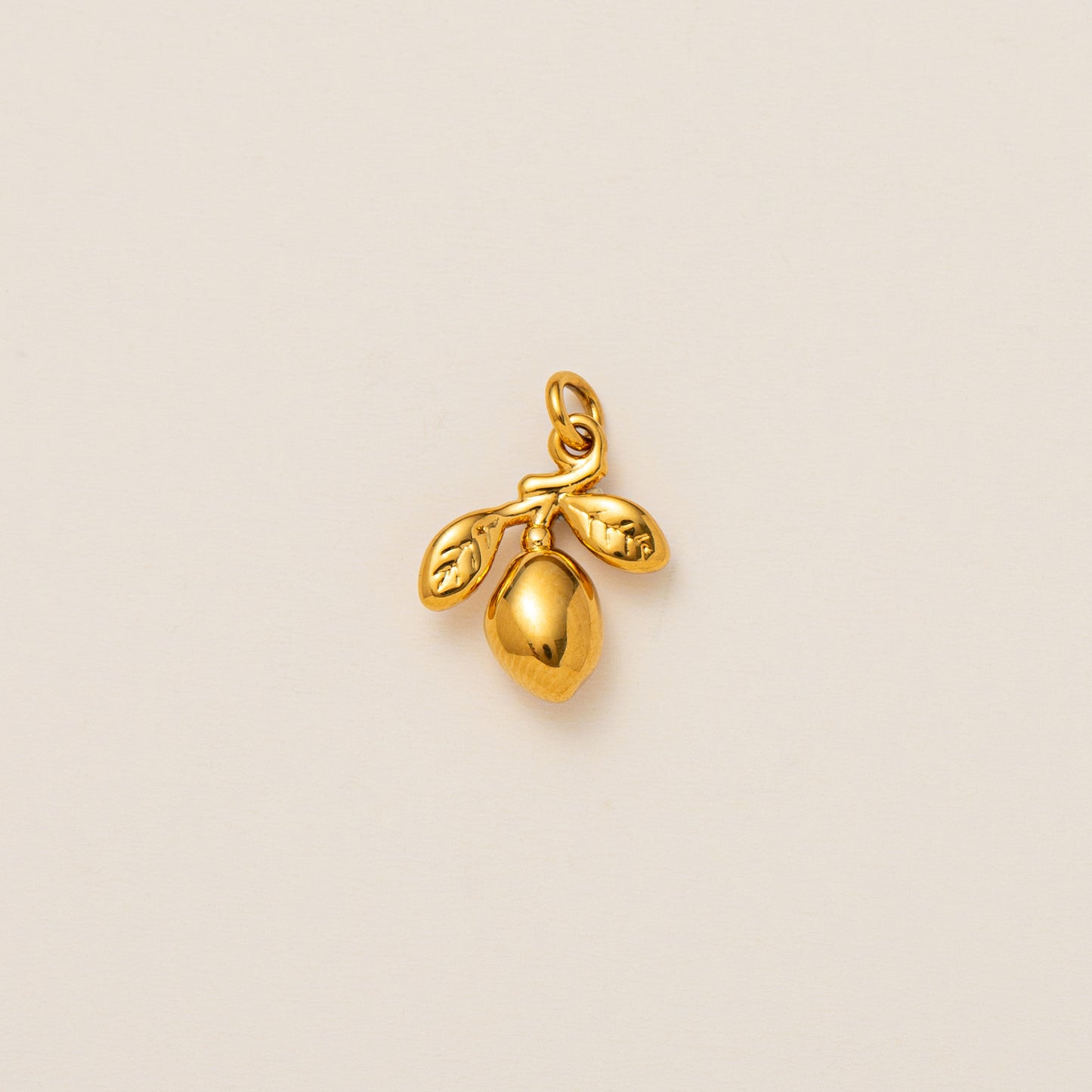 Barra de dijes de corazón chapado en oro de latón a la moda para mujer