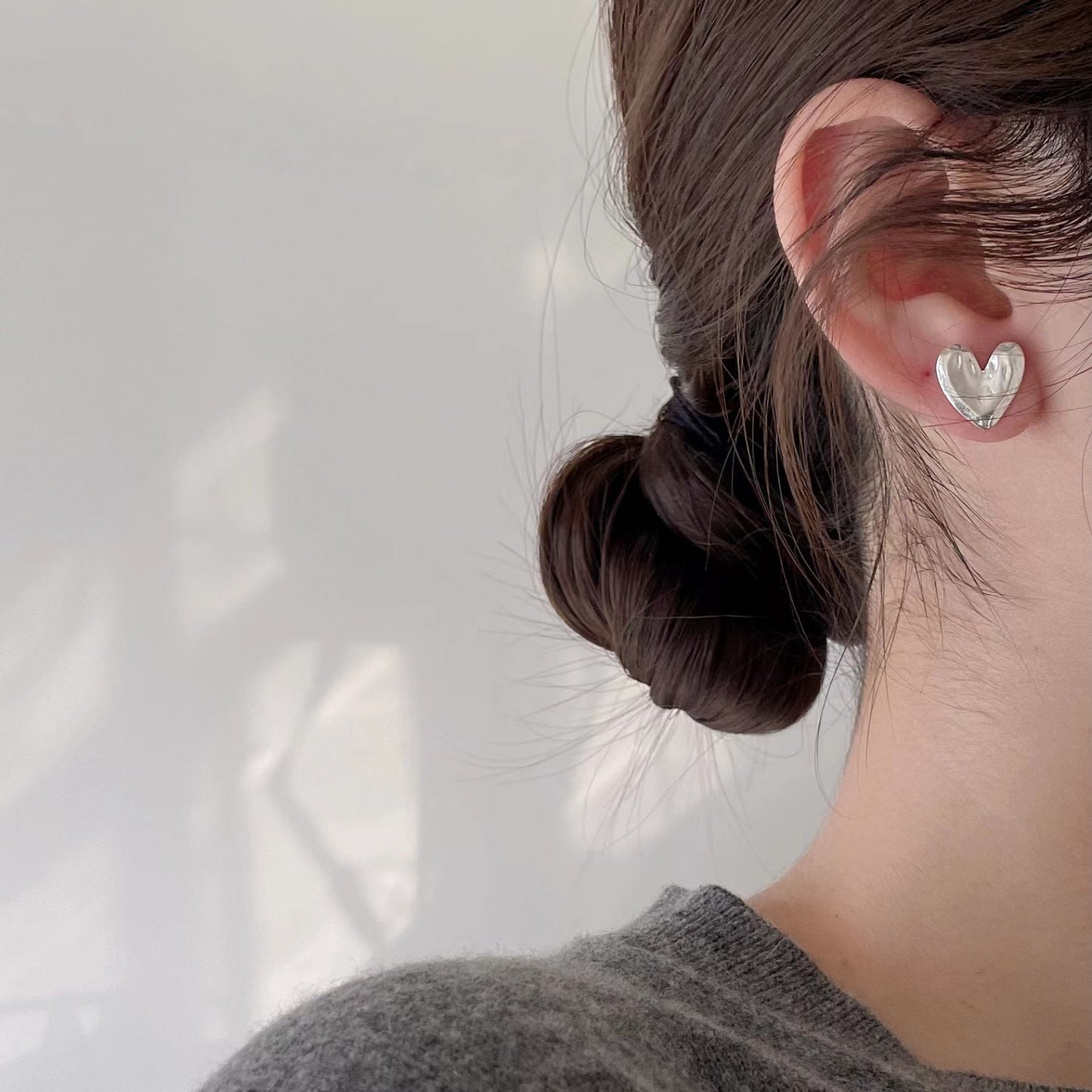 Orecchini a perno minimalisti a forma di cuore in argento sterling 925 con pavé di microzirconi