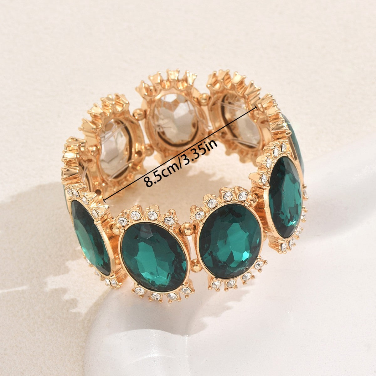 Bracciale a Polsino Geometrico di Tendenza da Donna Realizzato in Lega di Zinco con Strass Intarsiati a Smeraldo e Finitura Lucida