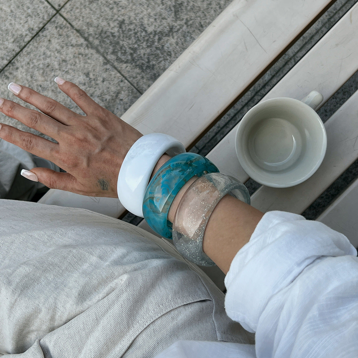 Pulsera de acrílico translúcido con gradiente estilo Instagram para mujer con banda ancha redonda asimétrica irregular