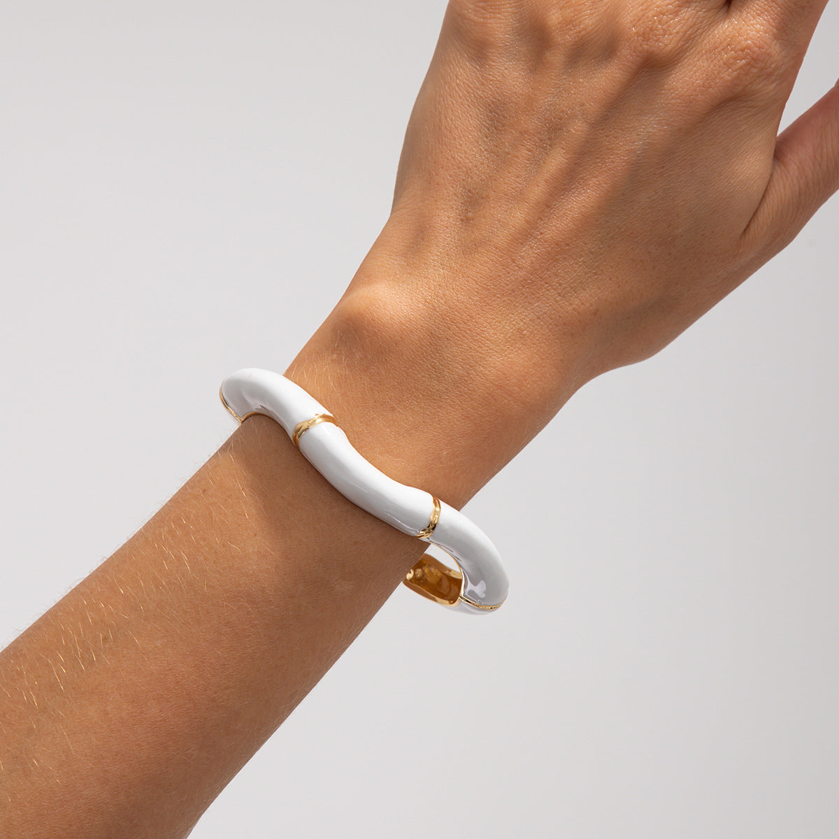 Pulsera minimalista irregular ondulada de aleación esmaltada al aceite para mujer con un estilo audaz