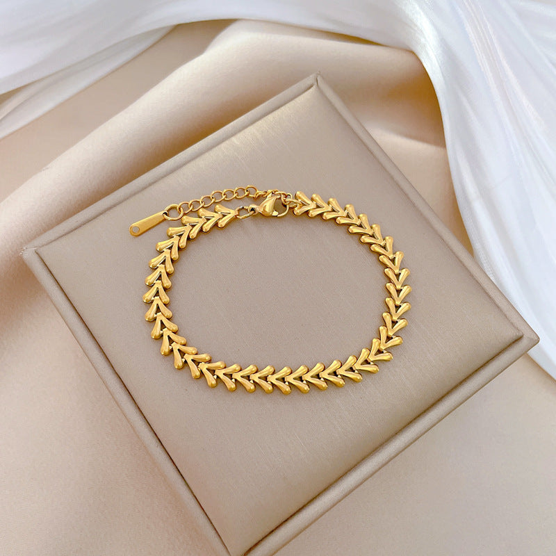 Bracciale da donna minimalista a V in acciaio al titanio con intarsio color oro e trama ondulata