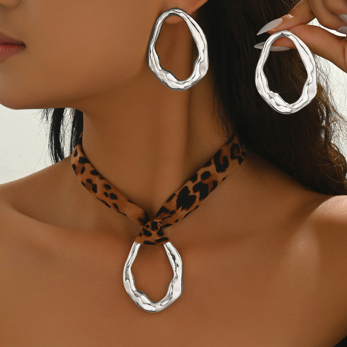 Conjunto de collar y pendientes con colgante de estampado de leopardo geométrico de aleación de zinc con acabado galvanizado para mujer