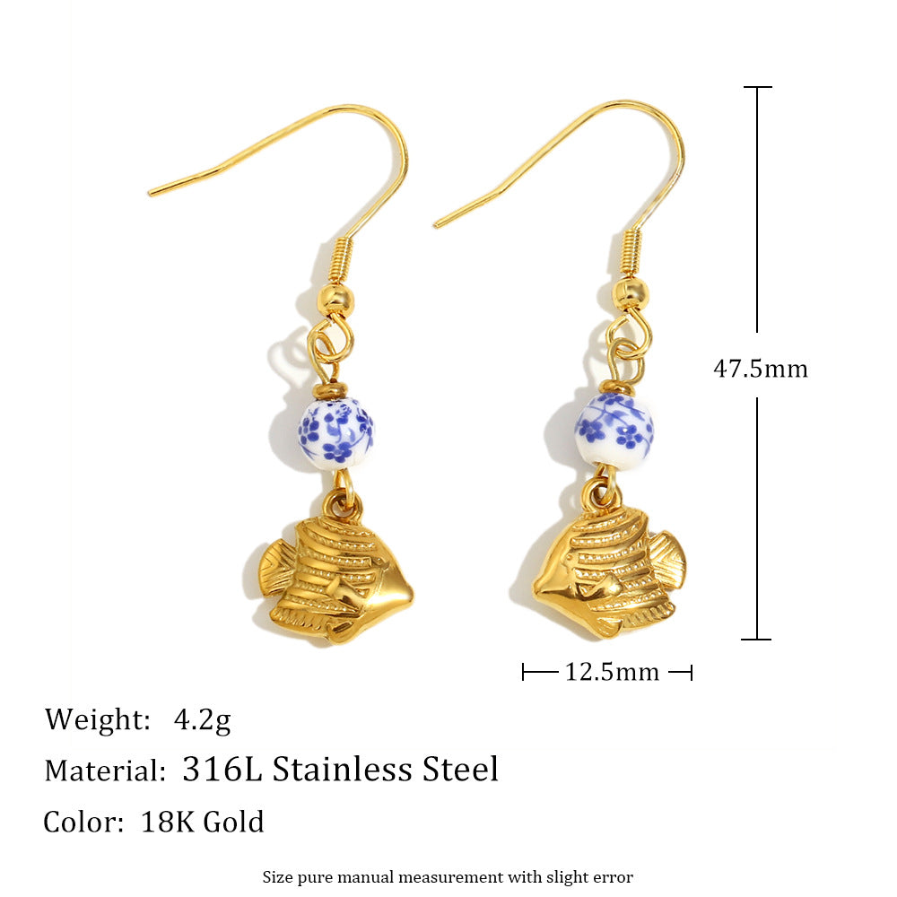 Orecchini di design minimalista a forma di pesce in acciaio inossidabile placcato oro 18 carati con chiusura a gancio