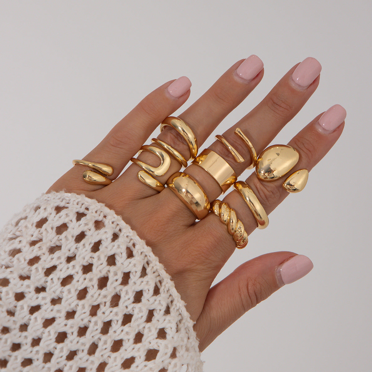 Juego de anillos geométricos minimalistas de aleación para mujer con acabado chapado, textura de arrugas líquidas y diseño apilable.