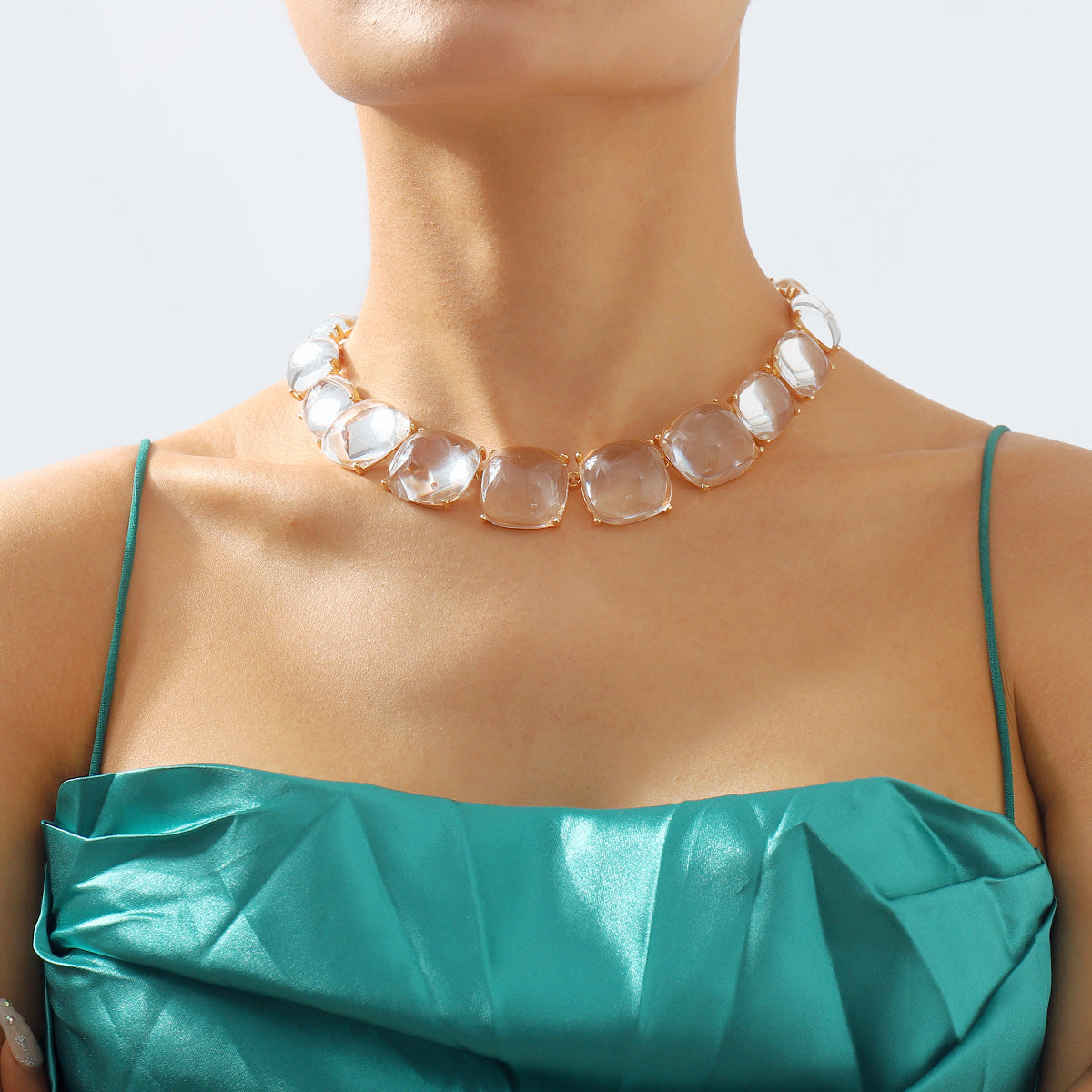 Conjunto de gargantilla geométrica acrílica dulce y atrevida con pendientes a juego para mujer