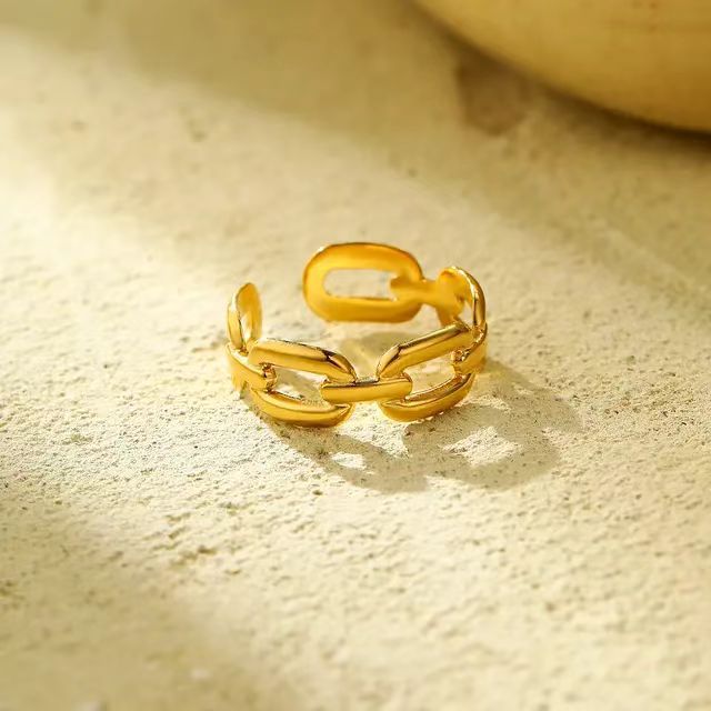 Anillo minimalista geométrico de acero inoxidable con detalle de cadena para mujer, acabado hipoalergénico de acero de titanio