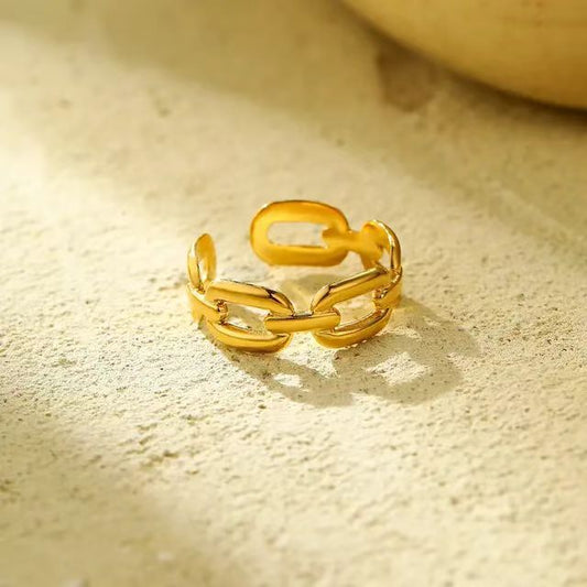 Anillo minimalista geométrico de acero inoxidable con detalle de cadena para mujer, acabado hipoalergénico de acero de titanio