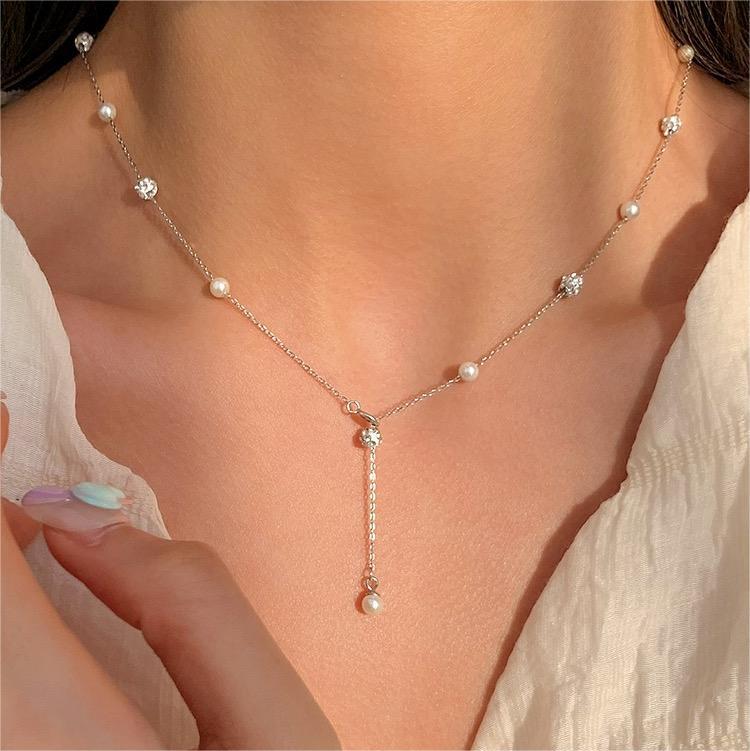 Collana da donna a pendente minimalista a Y in acciaio e titanio con nappina e finitura galvanizzata