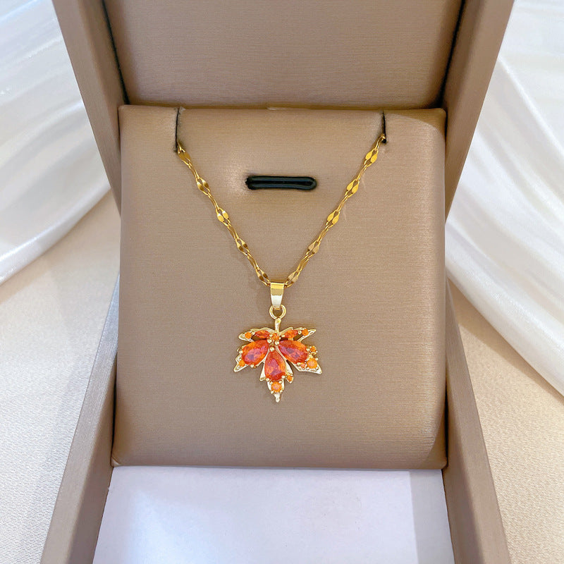 Collana girocollo in acciaio al titanio di lusso da donna con ciondolo a foglia d'acero geometrica